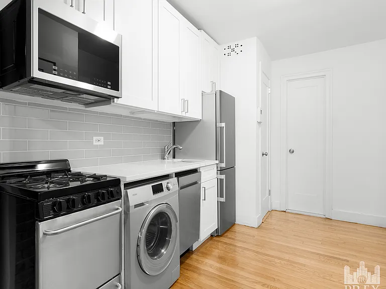 418 E 9th St #C — Photo 3