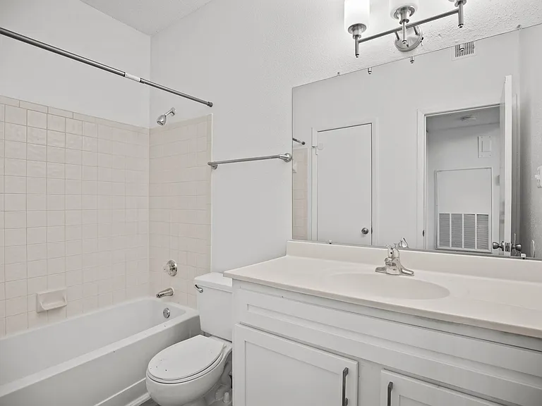 Oak City Apartments — Photo 13