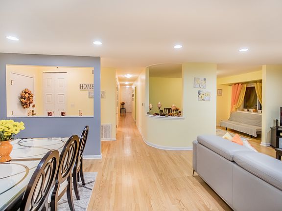5th image of 4840 Foster St APT 213