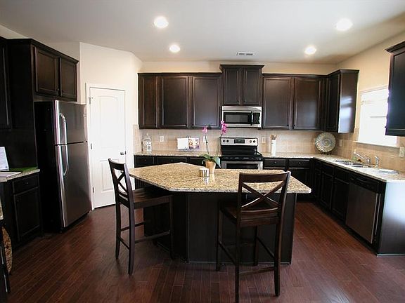 4th image of 658 Pine Ln