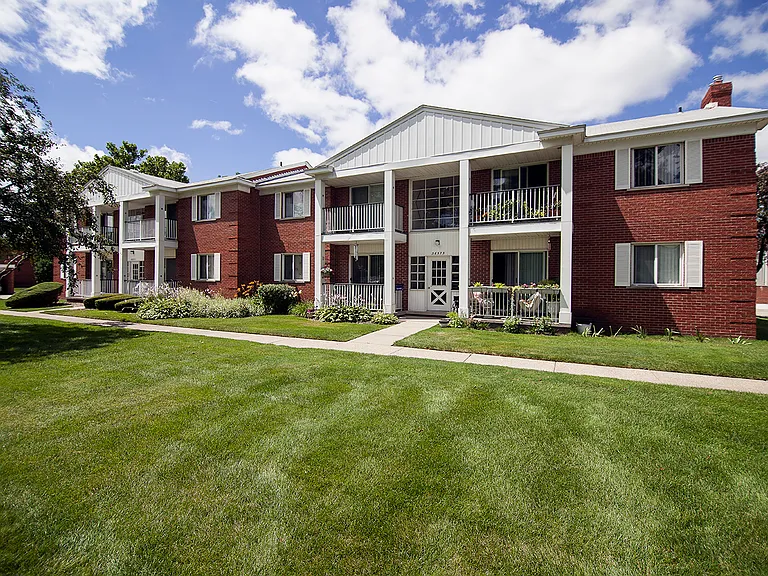 Holiday Center Apartments — Photo 6