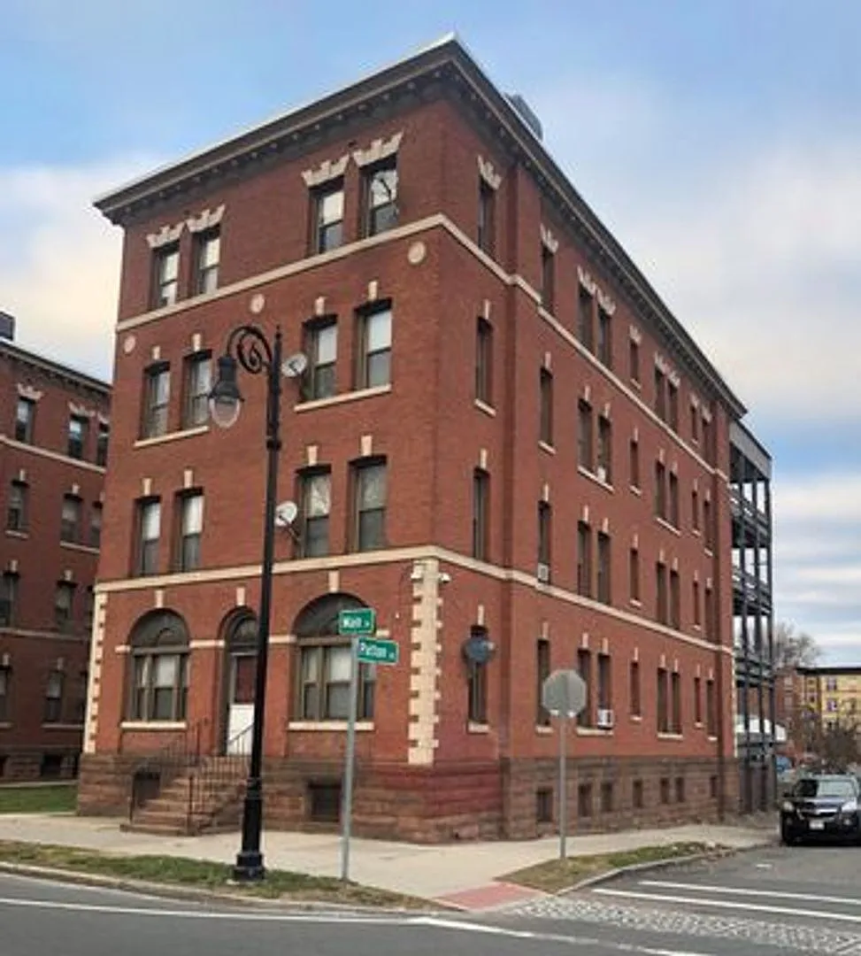 2141-2147 Main — Photo 2