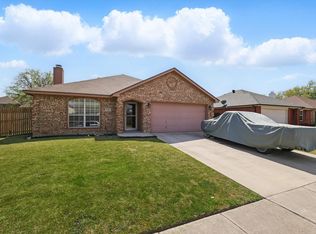 525 Buckstone Dr, Saginaw, TX 76179