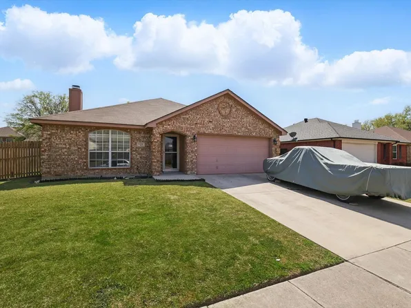 525 Buckstone Dr, Saginaw, TX 76179