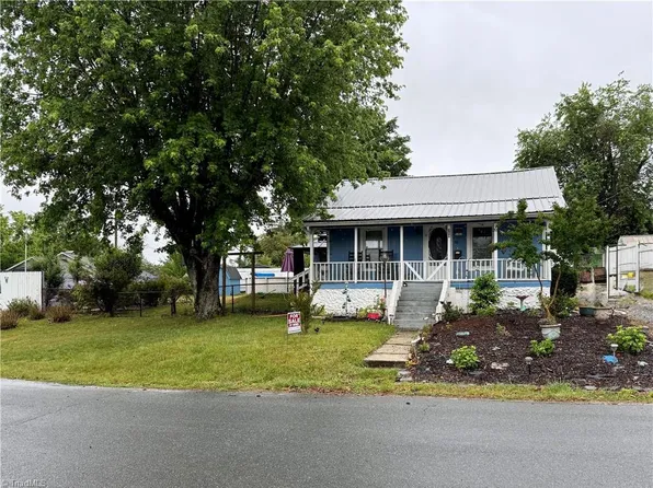 719 Maiden Ln, Mount Airy, NC 27030