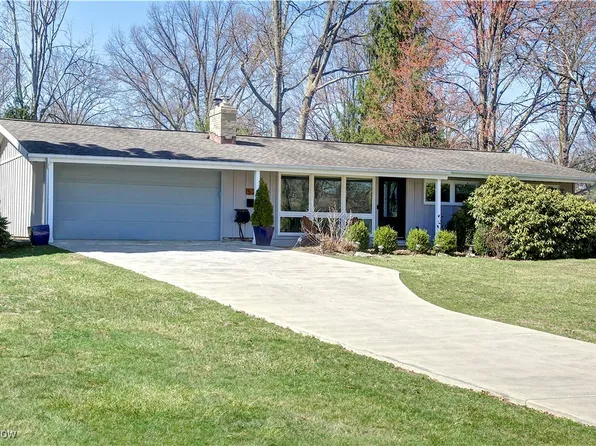 520 Sandalwood Dr, Bay Village, OH 44140