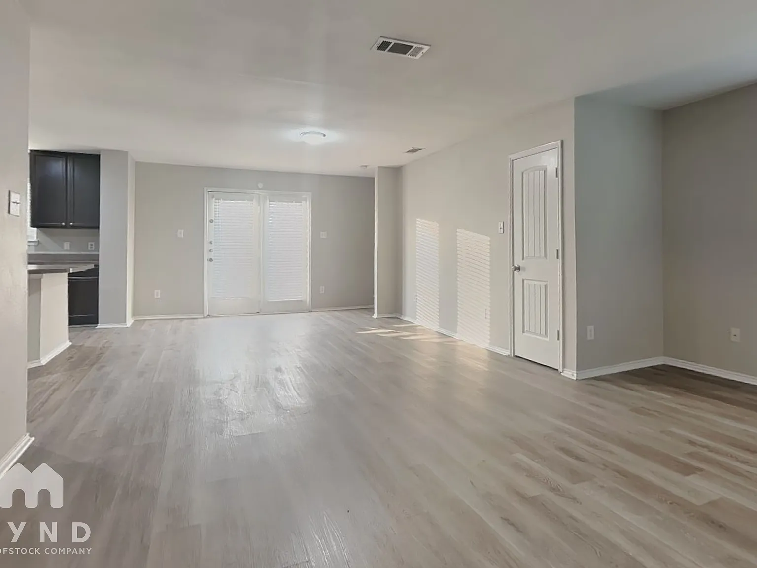 3 bed, 2.5 bath, 2703 sqft, $2,570 — Photo 3