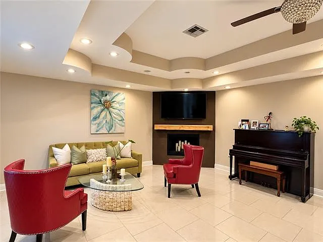 3 bed, 2.0 bath, 1238 sqft, $2,000 — Photo 3