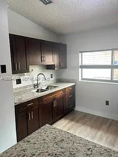El Prado Xi Condo — Photo 4