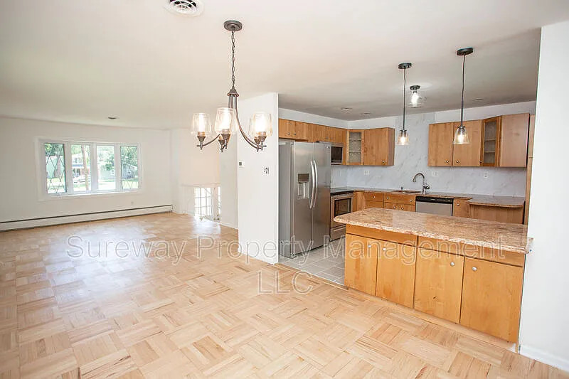 4 bed, 2.5 bath, 2077 sqft, $3,400 — Photo 3