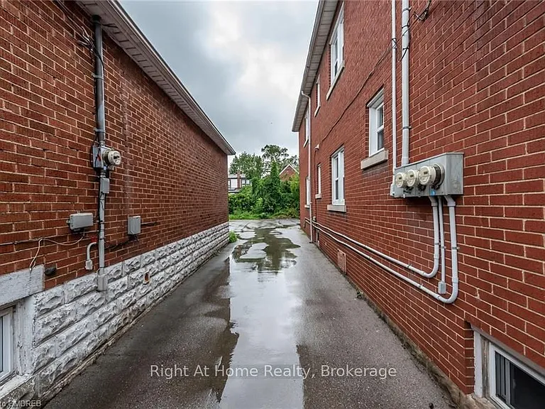 104 Longwood Rd S #2-1 — Photo 4