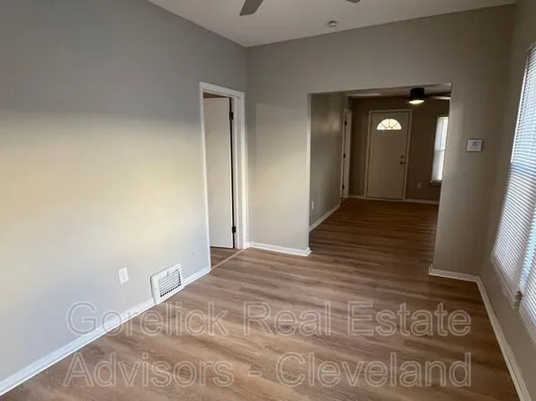 2155 Murray Hill Rd, Cleveland, OH 44106