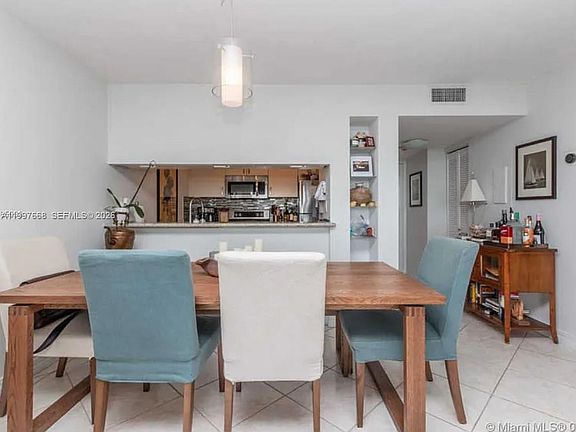 4th image of 600 NE 36th St APT 1006