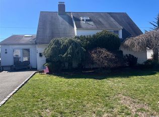 70 Twig Ln, Levittown, NY 11756