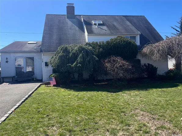 70 Twig Lane, Levittown, NY 11756