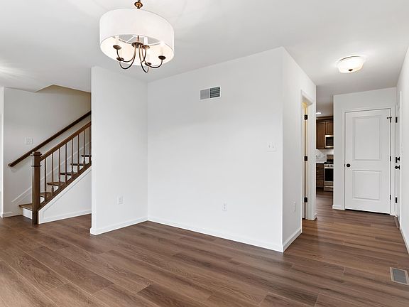 4th image of 25 Essex Dr