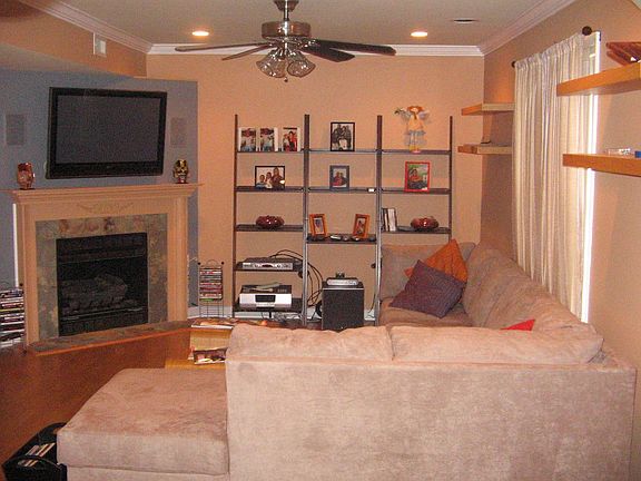 Family Room w/ fireplace(18'X13')