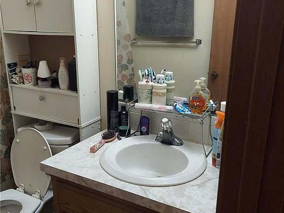 4th image of 1300-1301 La Chateau Dr