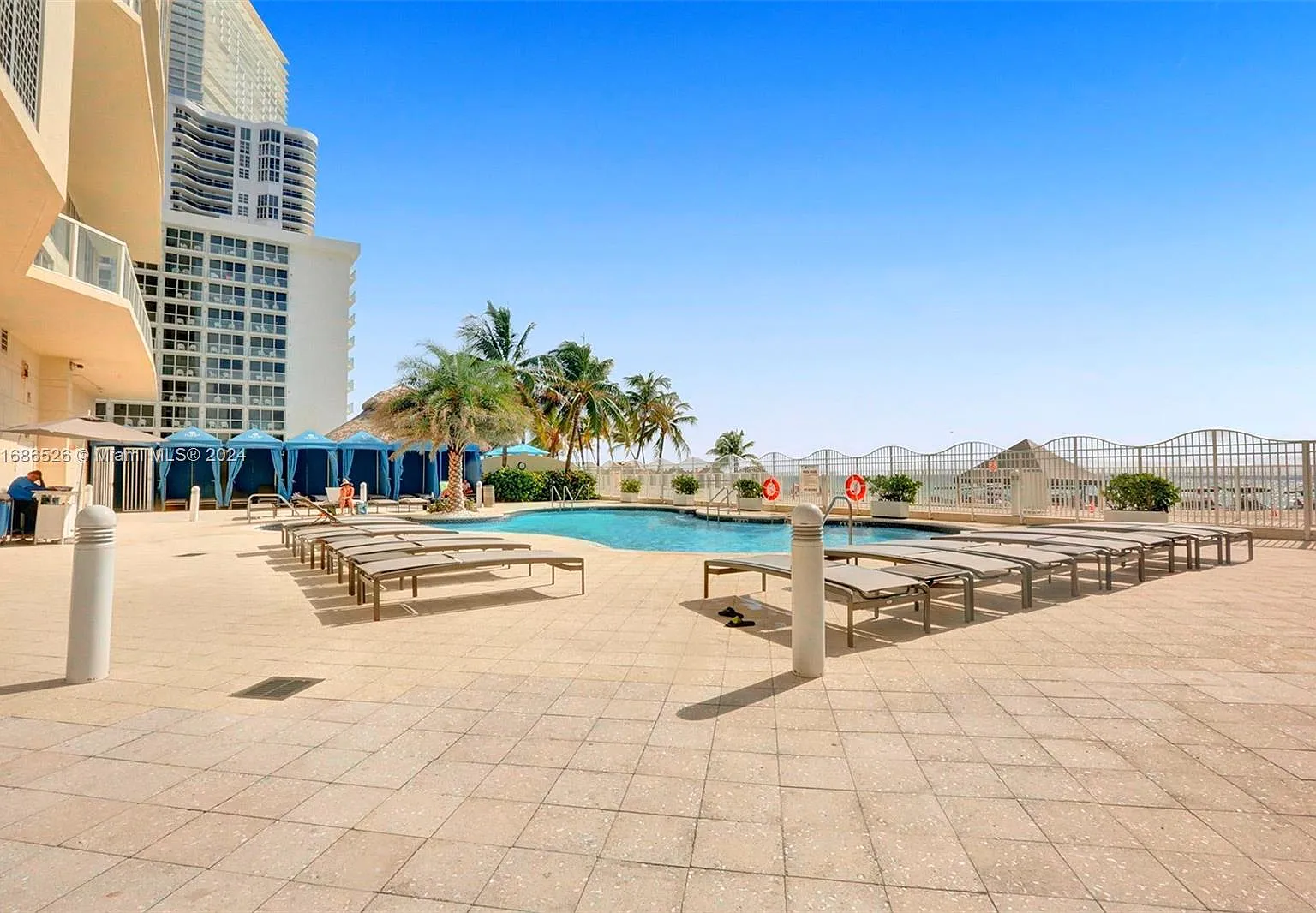La Perla Condo — Photo 4