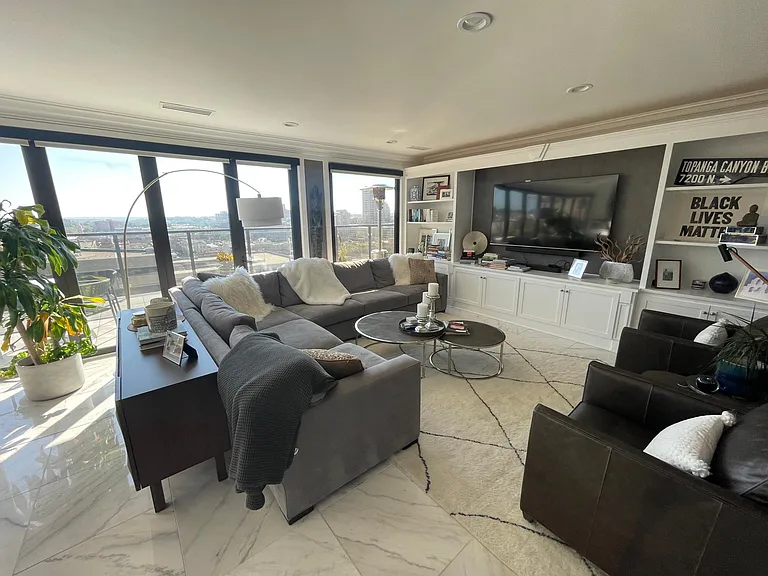 Plaza House — Photo 121