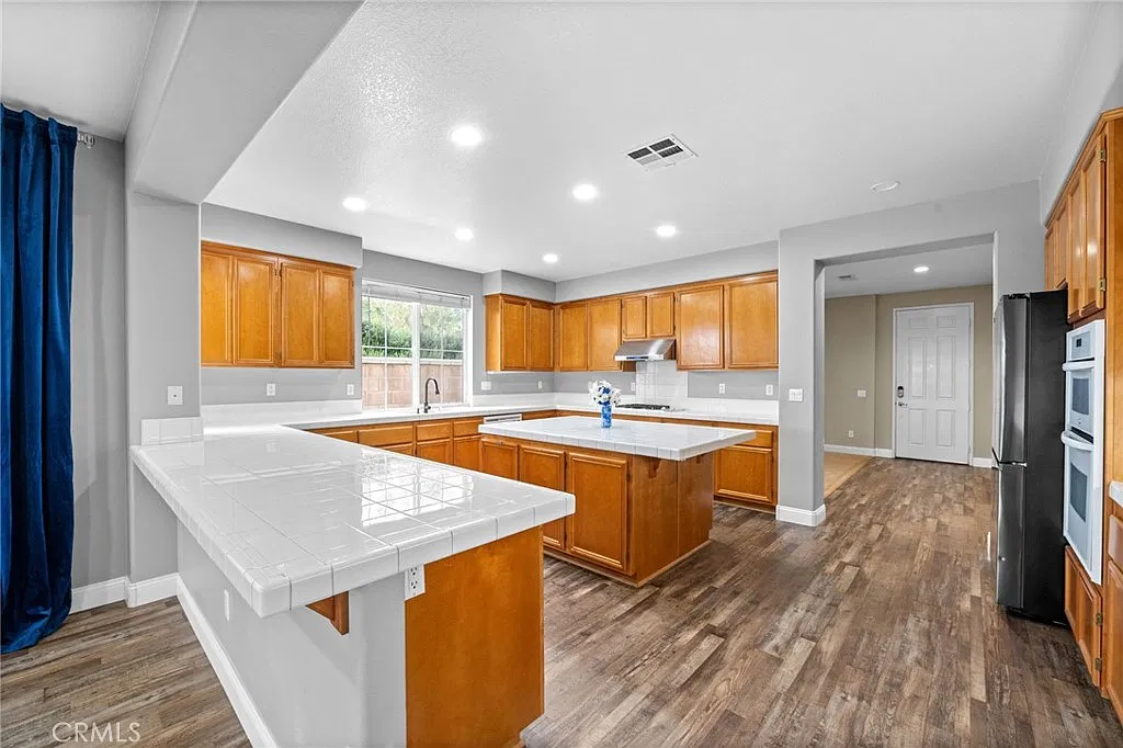 4 bed, 2420 sqft, $3,500 — Photo 3