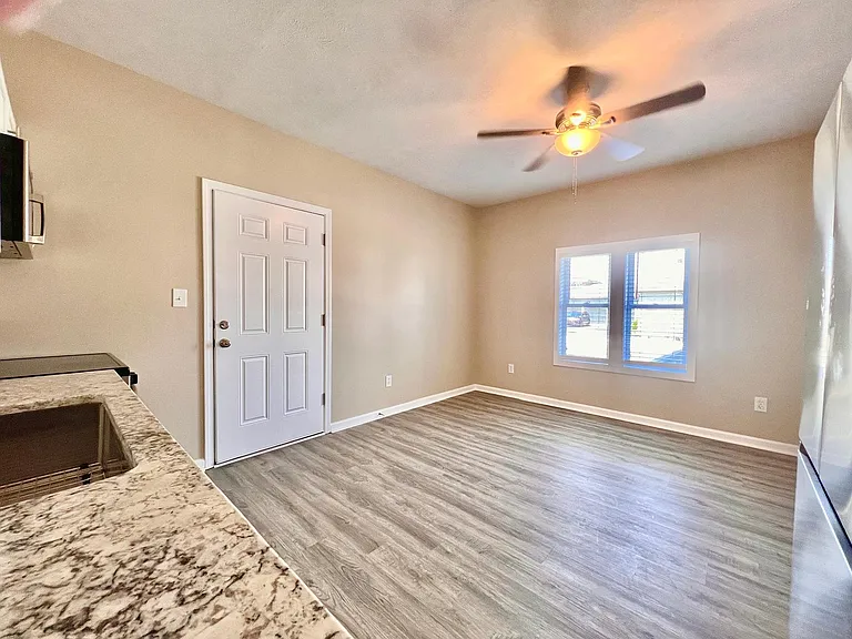 315 W 3rd St #1 — Photo 4