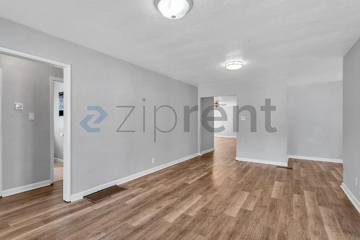 5 bed, 2200 sqft, $4,995 — Photo 4