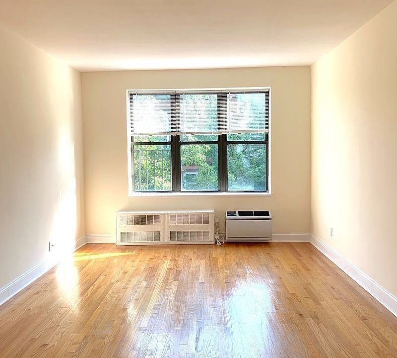 1st image of 224 E 10th St APT 1