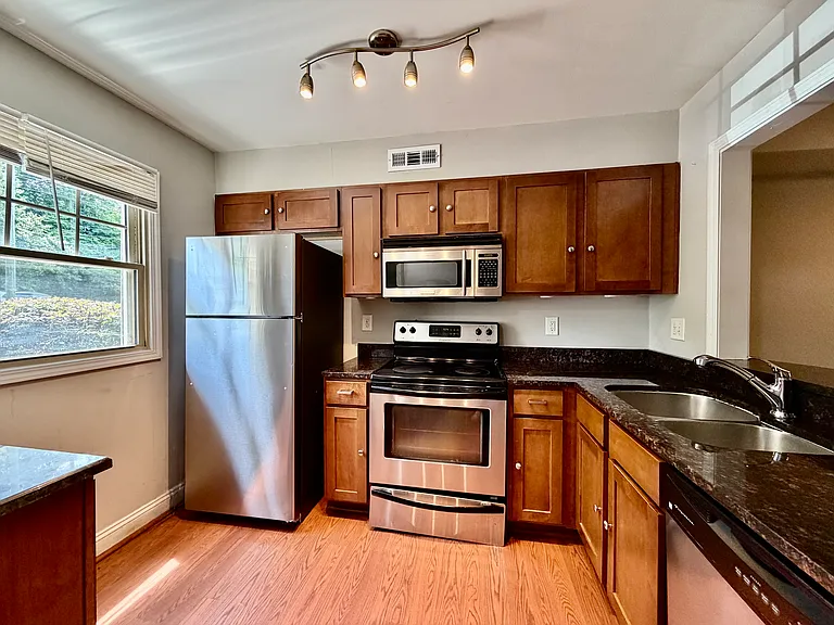 1207 Green Oaks Ln #J — Photo 6