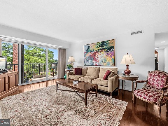 2nd image of 1300 Army Navy Dr APT 608