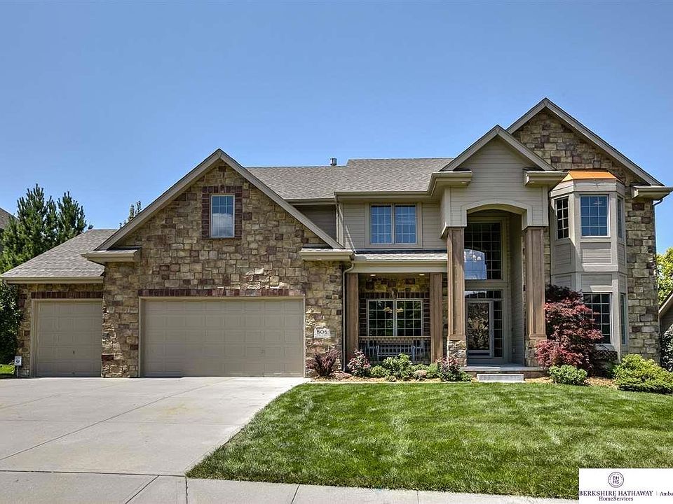 1st image of 806 S 181st Ave