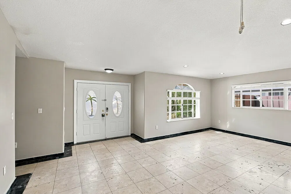 3 bed, 2.0 bath, 1913 sqft, $3,410 — Photo 4