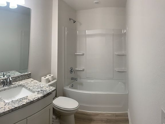3rd image of 421 Oak Glen Dr
