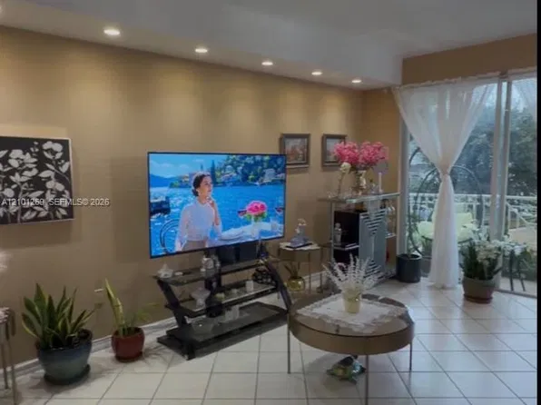 8814 W Flagler St APT 215, Miami, FL 33174