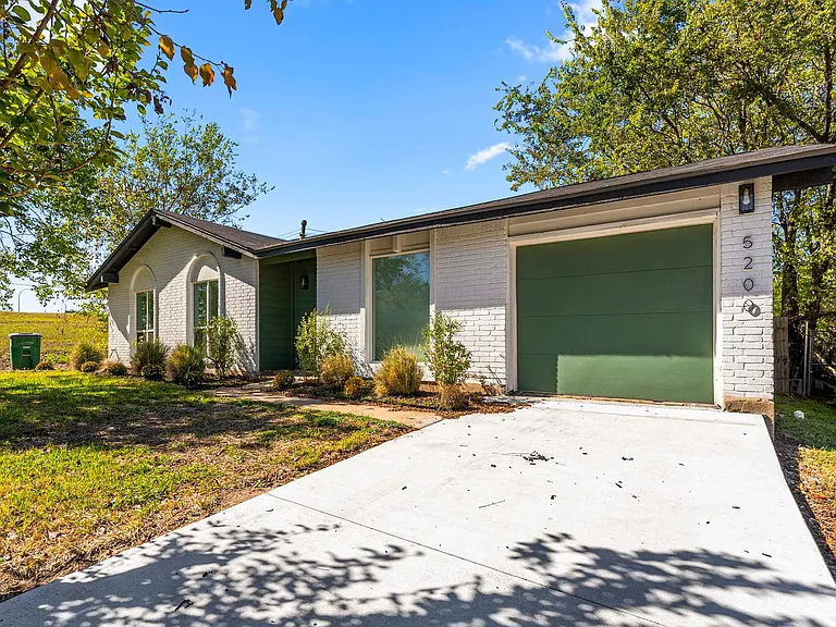 5200 King Charles Dr — Photo 2