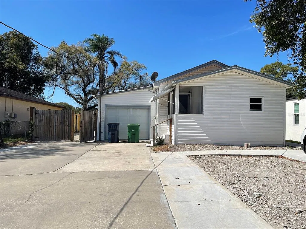 1 bed, 1.0 bath, 300 sqft, $1,000 — Photo 1