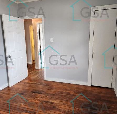 4th image of 110 Camp St