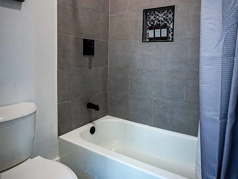 1613 Hickory St — Photo 23