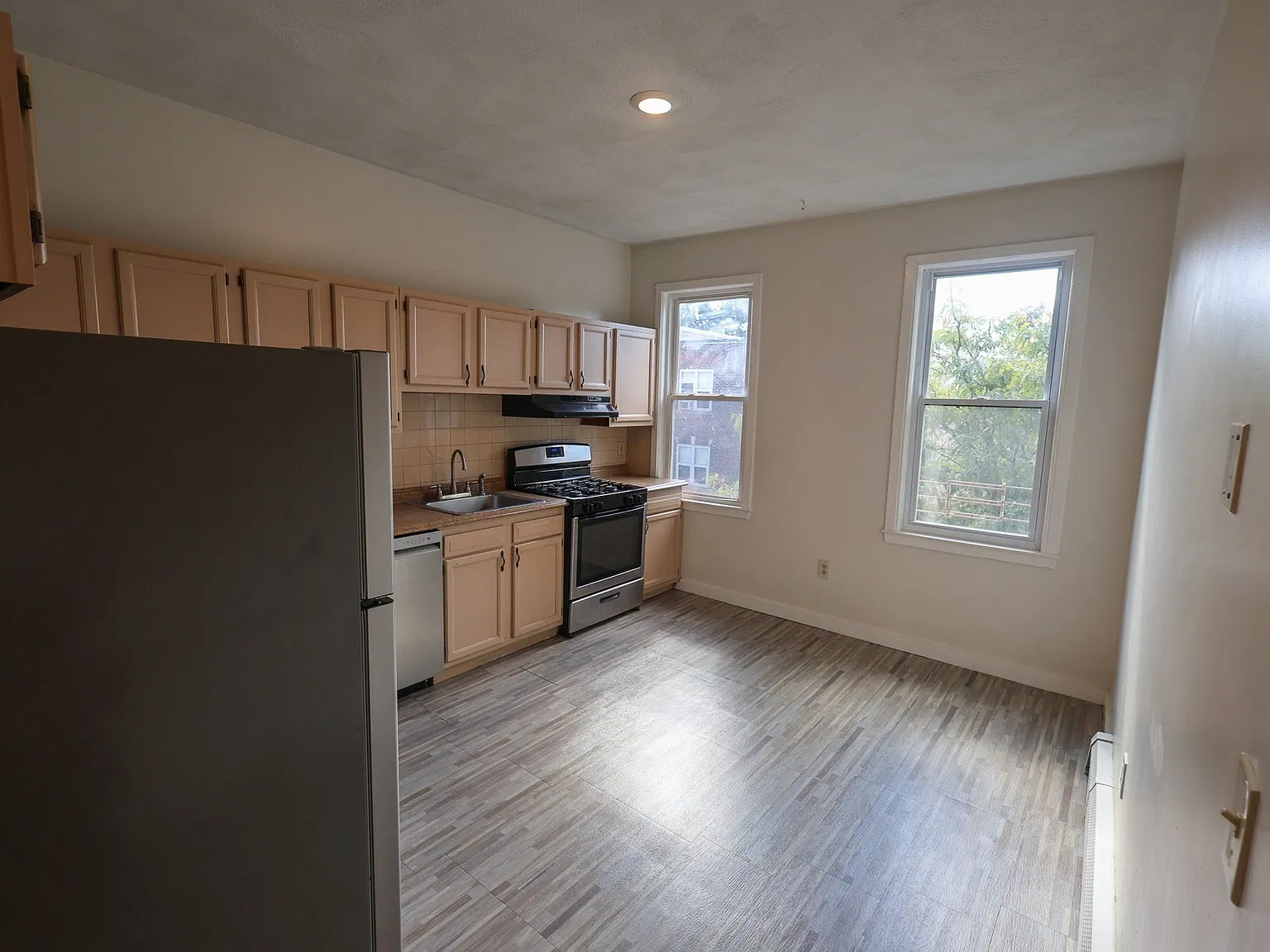 3 bed, 2.0 bath, 1000 sqft, $2,800 — Photo 2