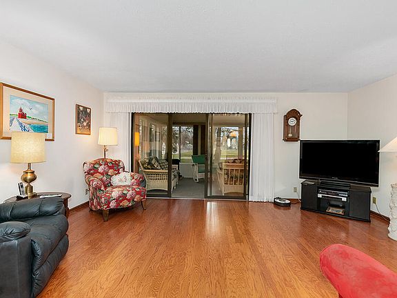 3rd image of 937 Laketown Dr #10