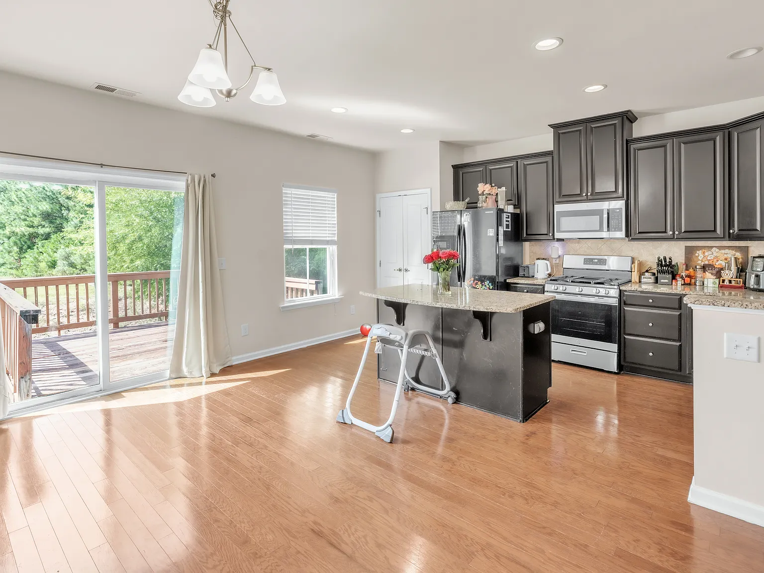 4 bed, 3.5 bath, 1908 sqft, $2,400 — Photo 2