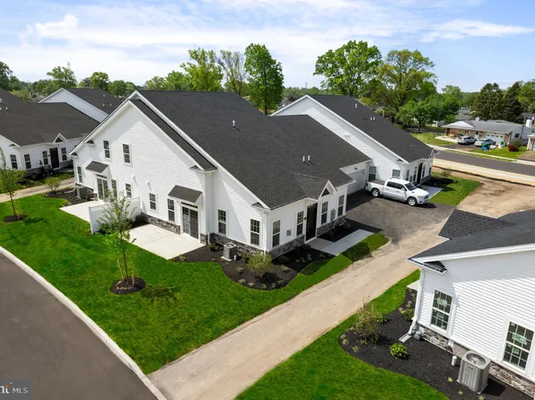 35 Cedar Cir, Levittown, PA 19055