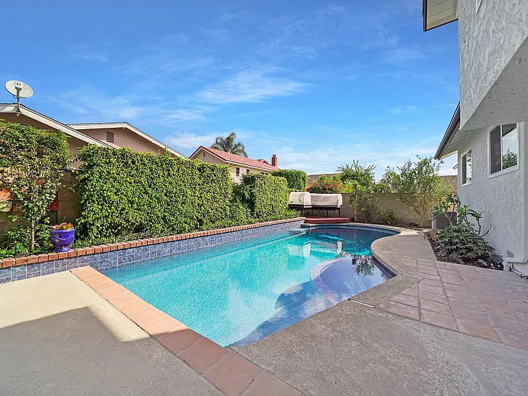 6781 Glen Dr — Photo 3