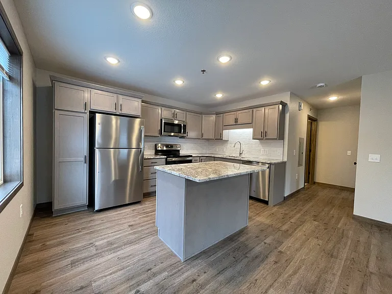 1 bed 1 bath lower