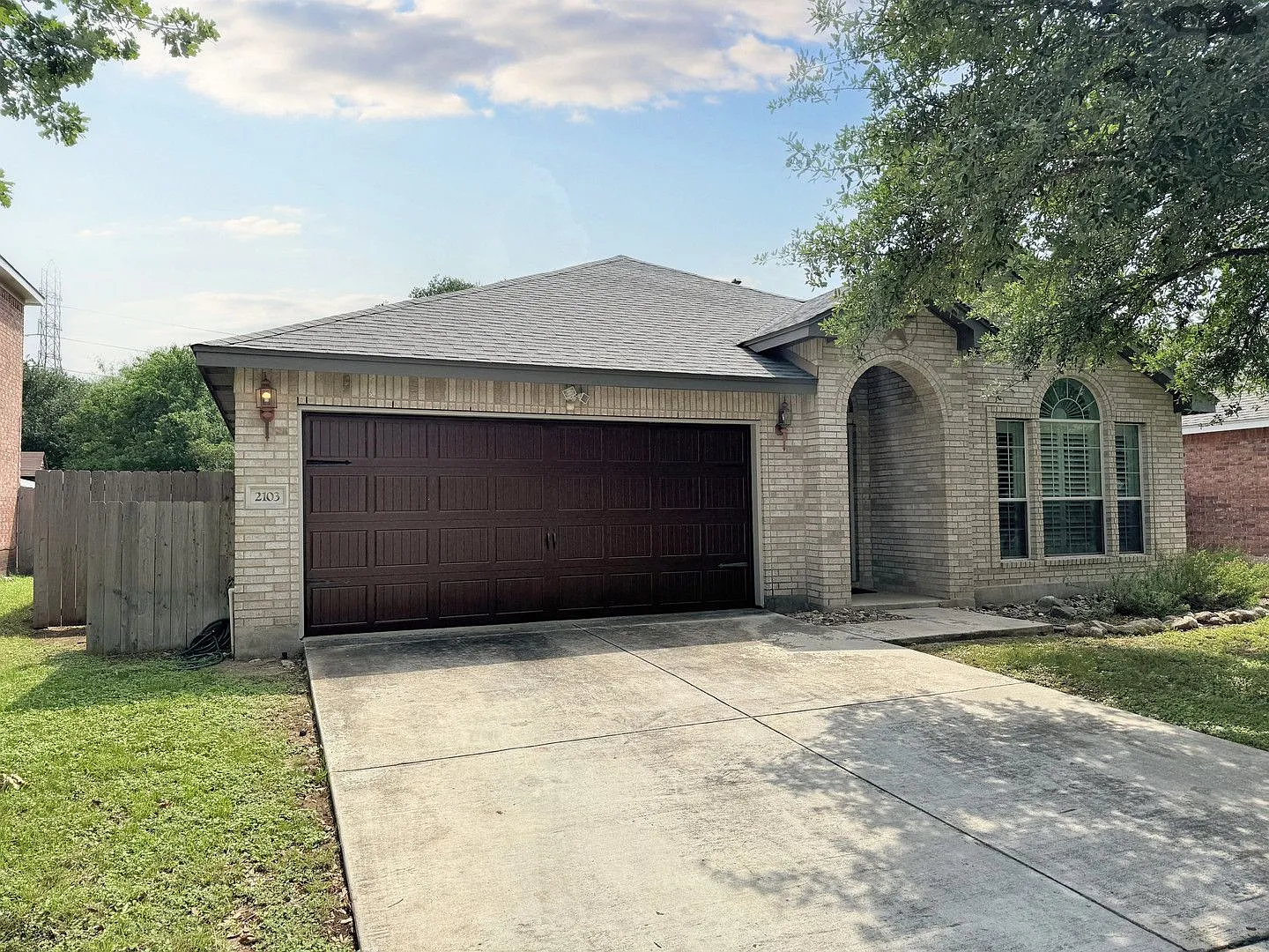 Beautiful Home in the gated community of Churchill Estates — Photo 2