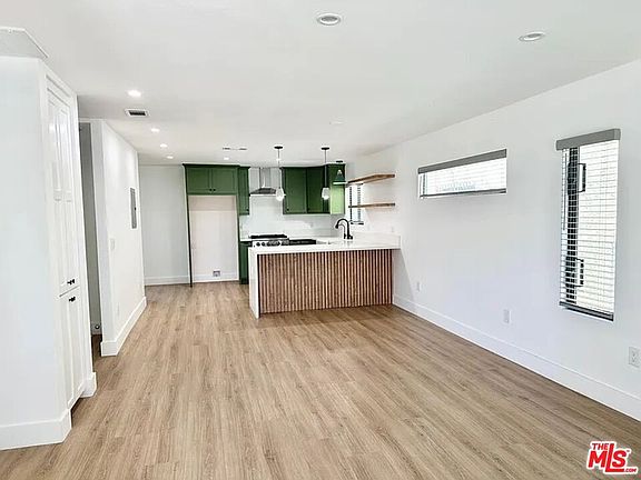 4th image of 1321 W 65th Pl