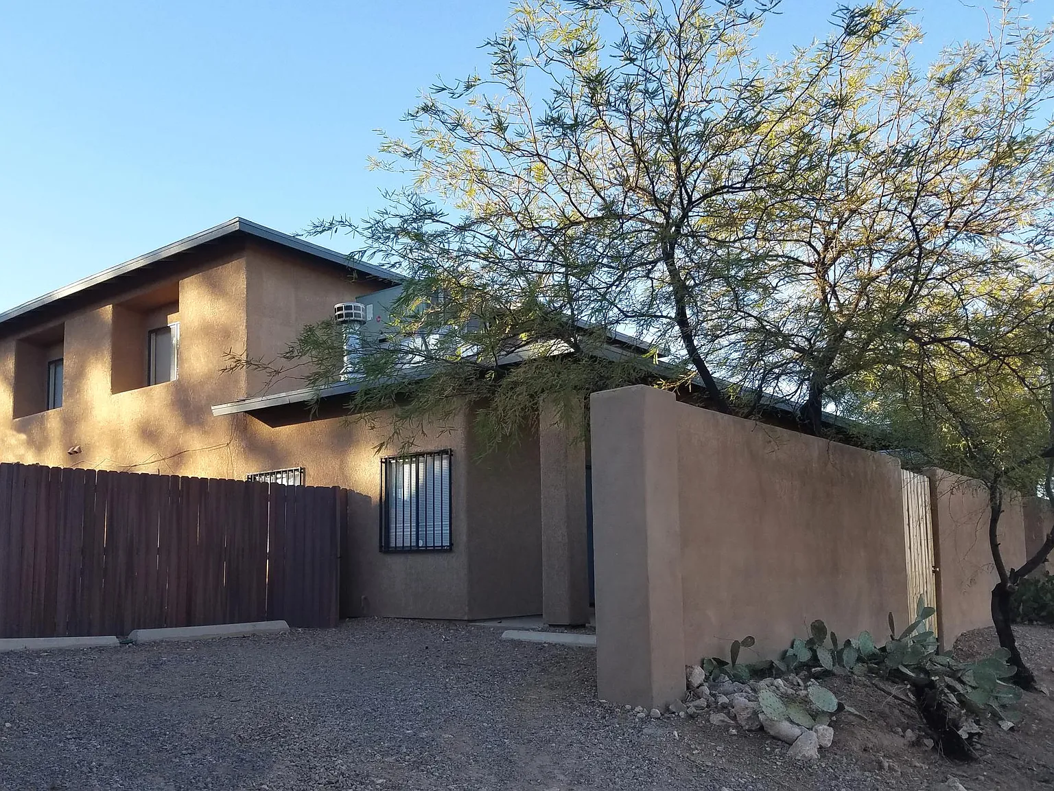 1387 E Edison St — Photo 3