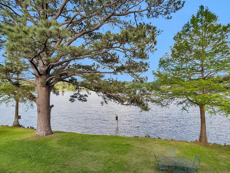 1502 Wimbledon Dr — Photo 2