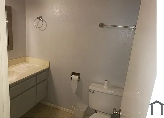 2421 W Acacia Ave — Photo 7
