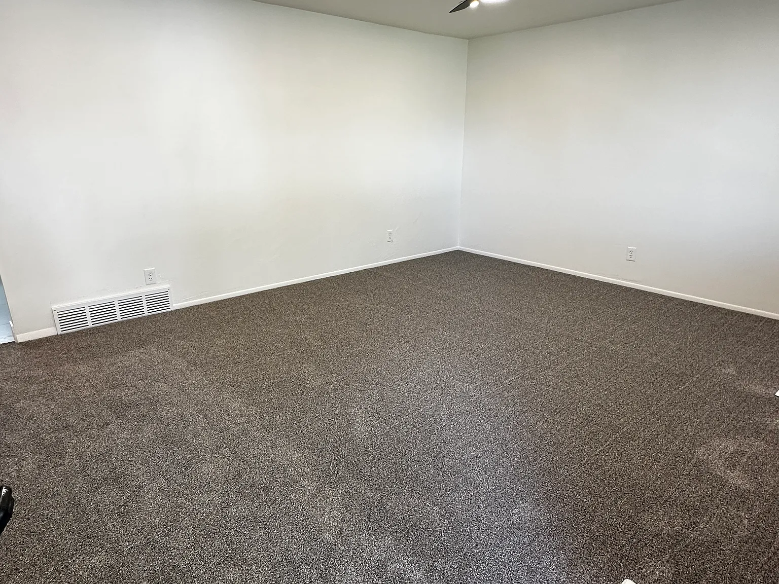 5 bed, 2200 sqft, $2,395 — Photo 2